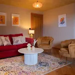Gray - 2 Bedroom Luxury Apartment By Mint Stays